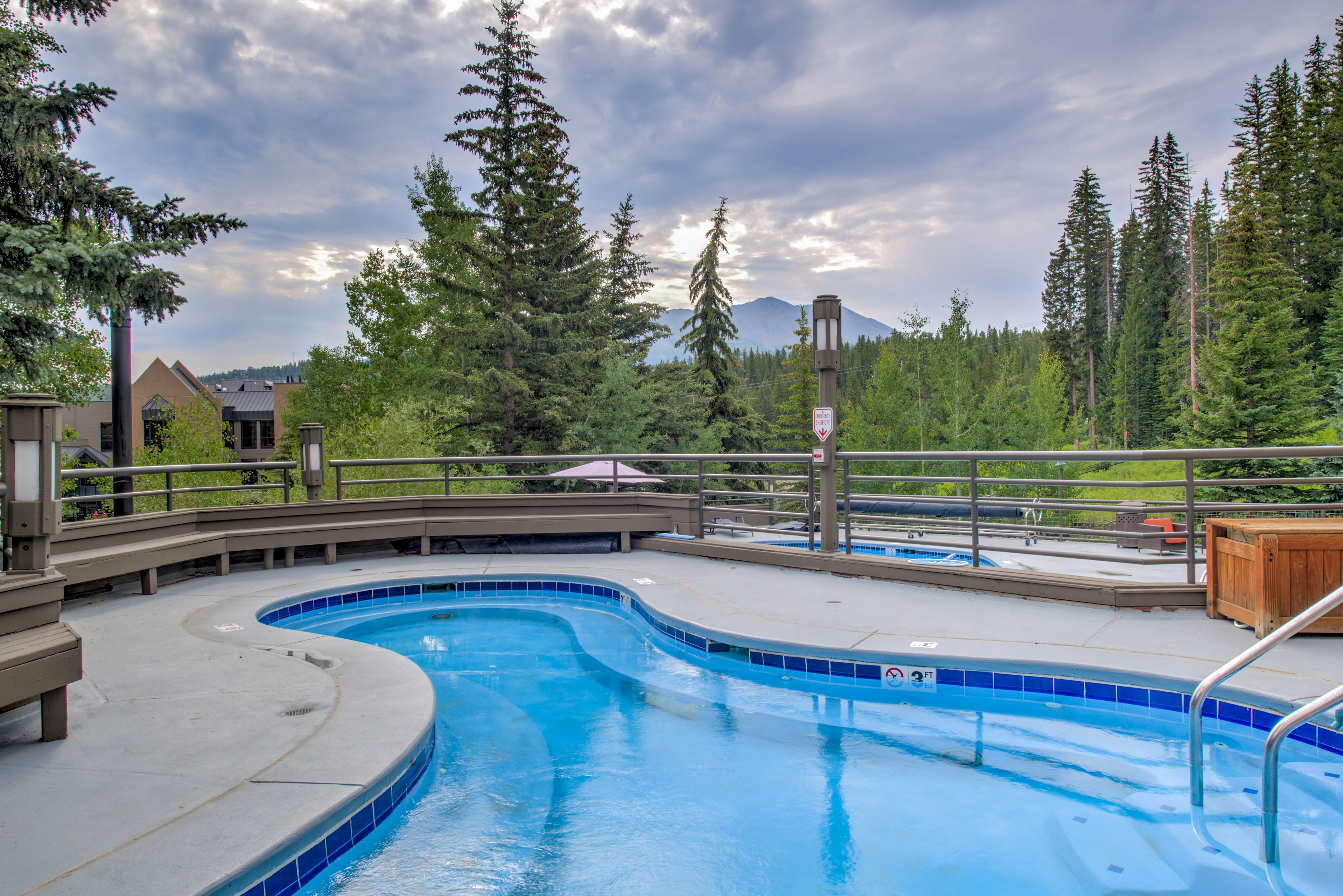 building 4 pool area outdoor hot tub