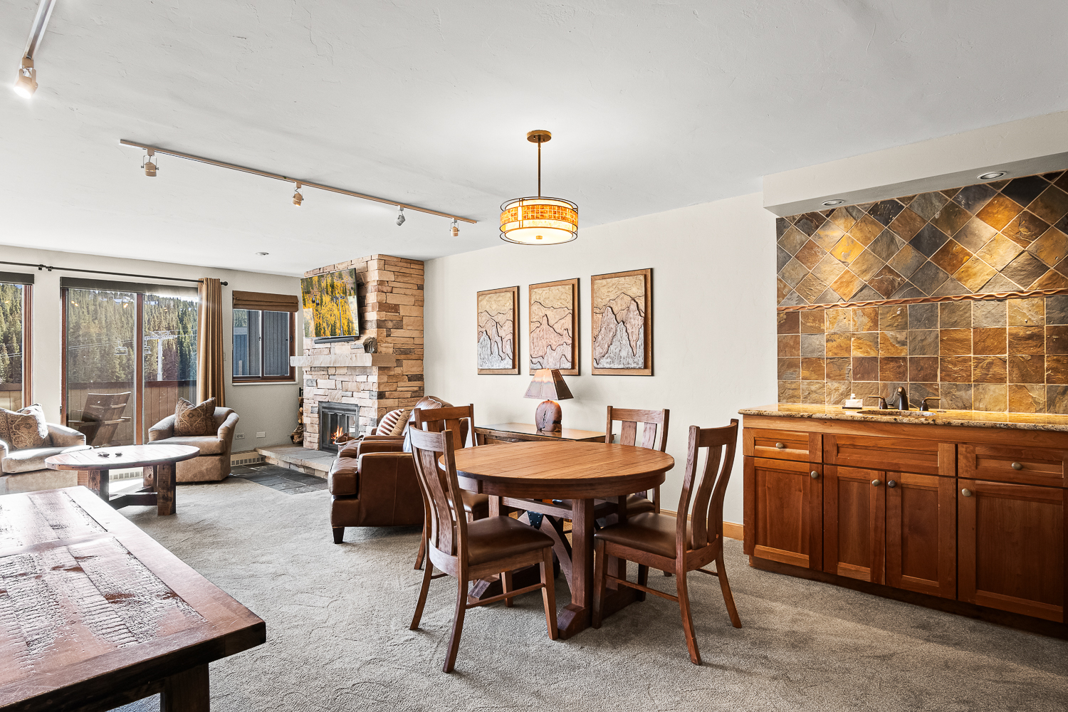 Alpenglow Suite dining area